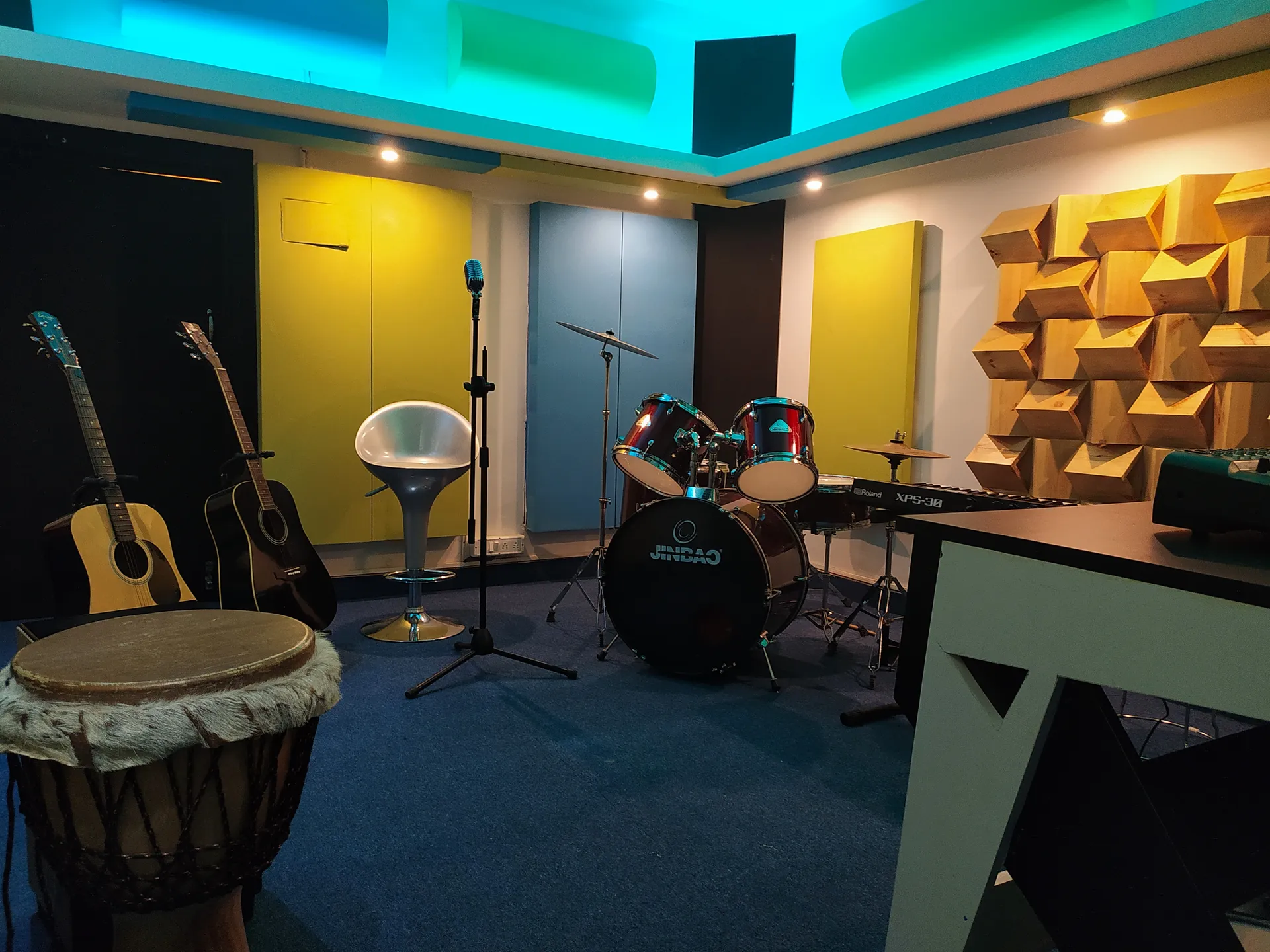 Acoustic treatment and equipment in the jam room